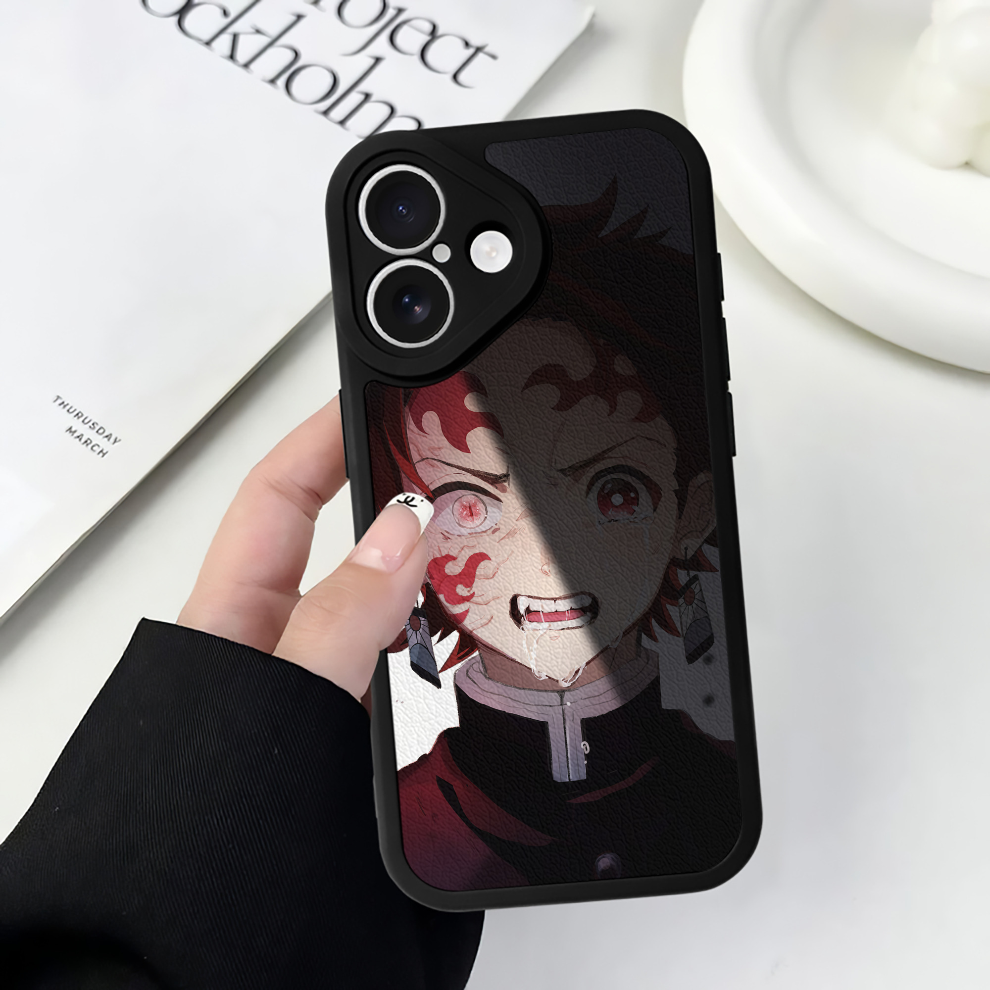 （画像用） 鬼滅の刃（きめつのやいば）竈門 炭治郎／かまど たんじろう Kamado Tanjirou 【iPhone 16シリーズ対応】シリコンスマホケース（レザー調） 材質：シリコン